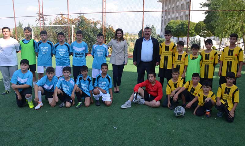 Beylikova’da ortaokullar arası cumhuriyetin 100. Yılı futbol turnuvası heyecanı başladı