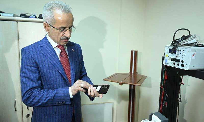 Bakan Uraloğlu cep telefonu test merkezini inceledi