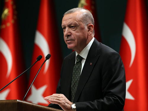 Hep birlikte fedakârlık yaparak, salgın musibetinin üstesinden gelerek sağlıklı ve huzurlu bir şekilde geleceğe bakacağız