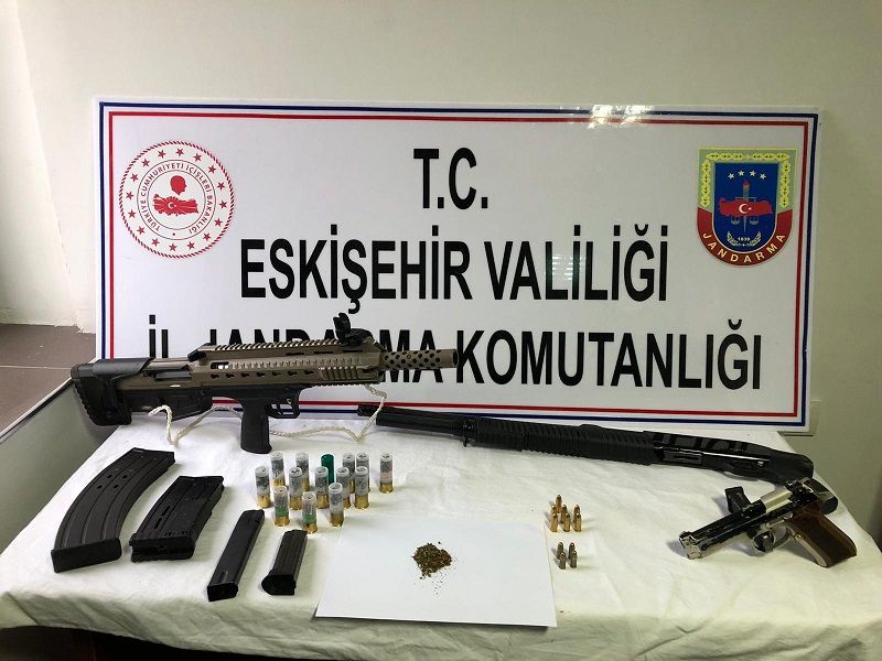 Çiftlik evinde silah ve uyuşturucu ele geçirildi