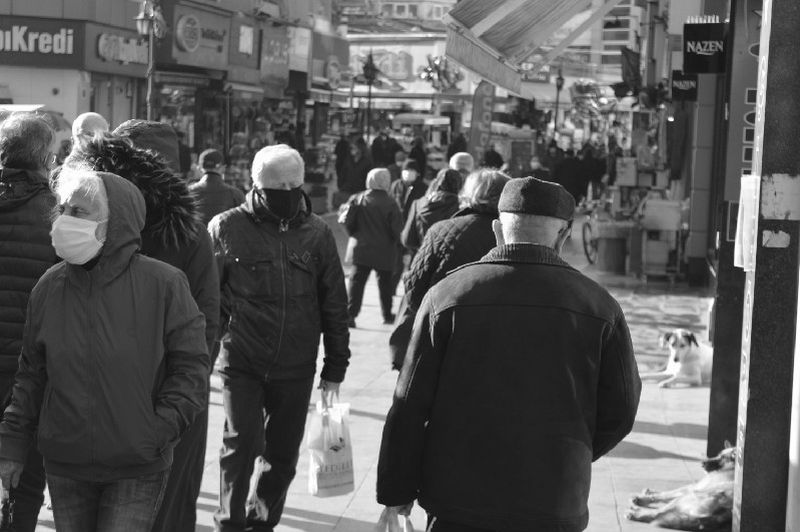 SOSYAL MESAFE YOK! Endişe uyandıran görüntüler