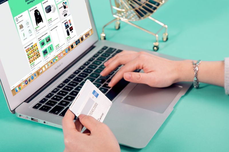 E-TİCARET SİTELERİ KİŞİSEL VERİLERİ KORUMAKLA YÜKÜMLÜ
