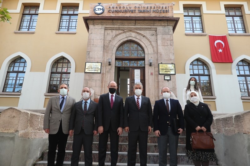 Vali Ayyıldız, Anadolu Üniversitesi Cumhuriyet Tarihi Müzesini Gezdi