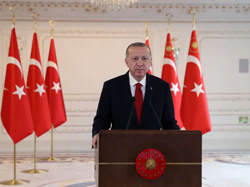 Millet bahçeleriyle, yeşil alanlarla, kentsel dönüşüm projeleriyle şehirlerimizin çehrelerini değiştiriyoruz