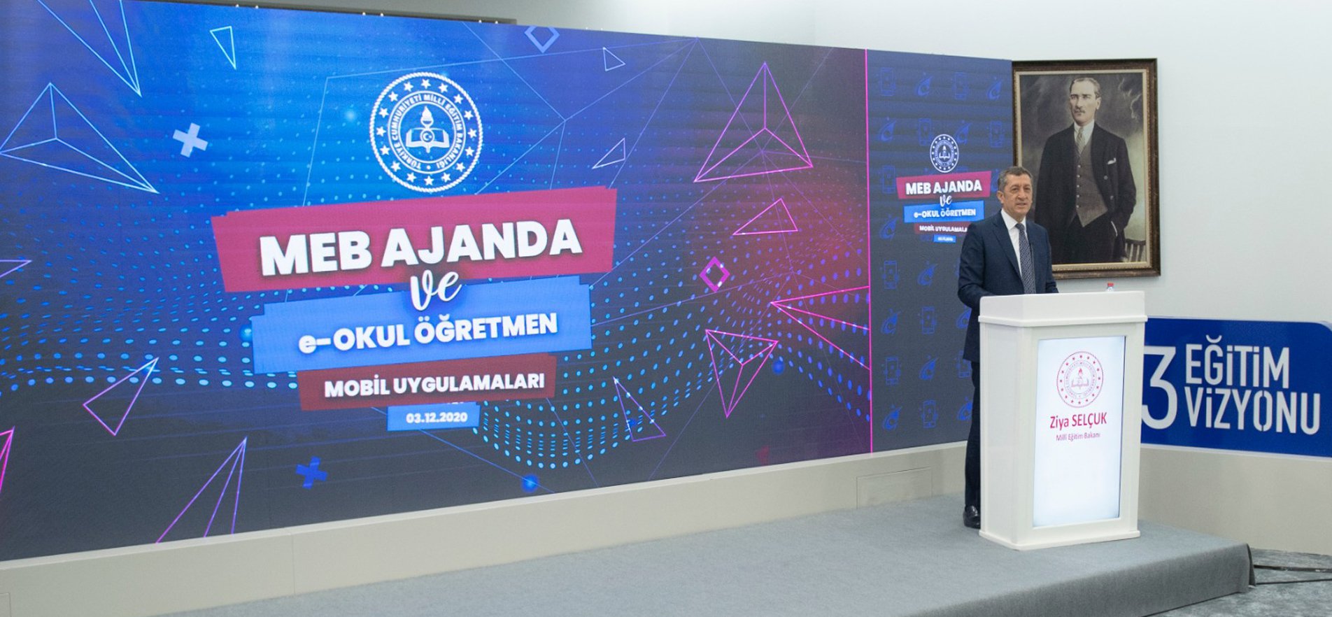 BAKAN SELÇUK, "MEB AJANDA" VE "e-OKUL ÖĞRETMEN" UYGULAMALARINI TANITTI