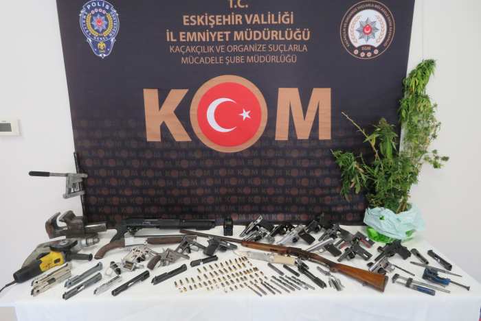 Evlerini Silah Atölyesine Çevirmişler