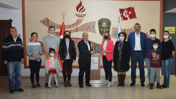 Merhum Okan Öğretmenin Plaketi Eşine Takdim Edildi