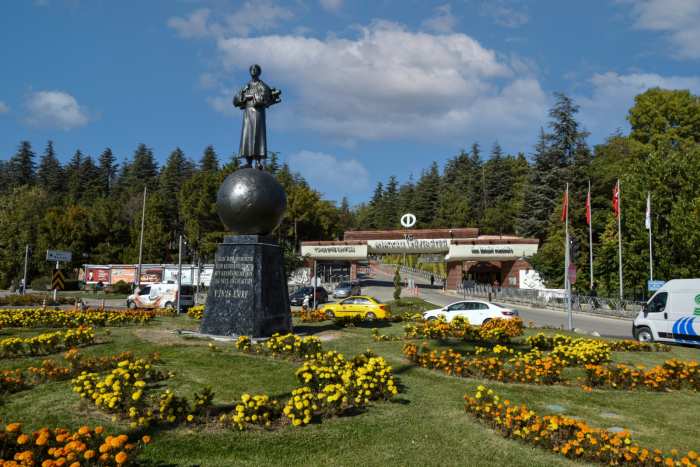 Anadolu Üniversitesine gelen herkesi Yunus Emre Heykeli karşılayacak
