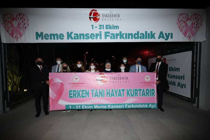 Eskişehir Millet Bahçesi pembe renkle ışıklandırıldı!