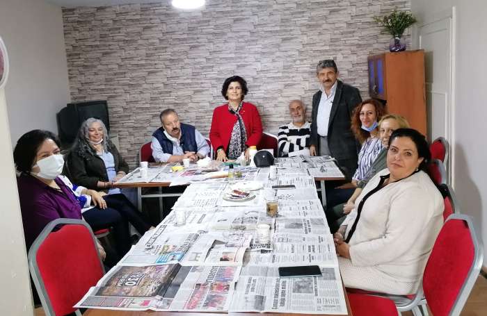 ESCEVDER ÜYELERİNE DERİ CÜZDAN DİKİMİNİ ÖĞRETİYOR..