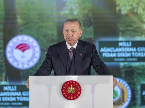 Daha yeşil bir Türkiye hedefiyle, son 19 yıldır Cumhuriyet tarihinin en büyük ağaçlandırma seferberliğini yürütüyoruz