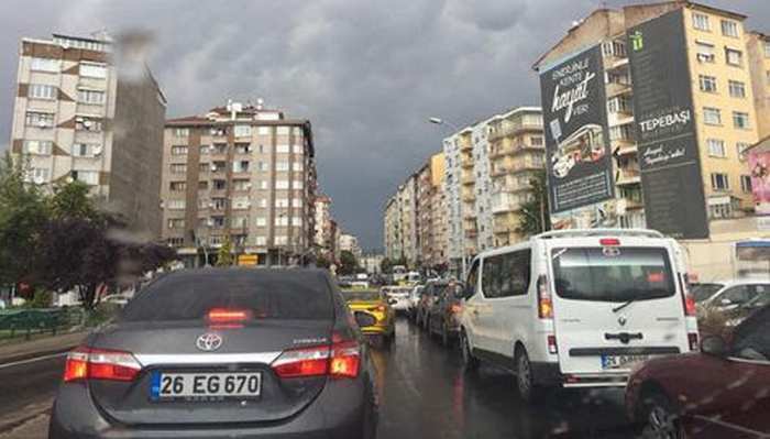 Tramvayın geçiş üstünlüğü trafik keşmekeşini artırıyor