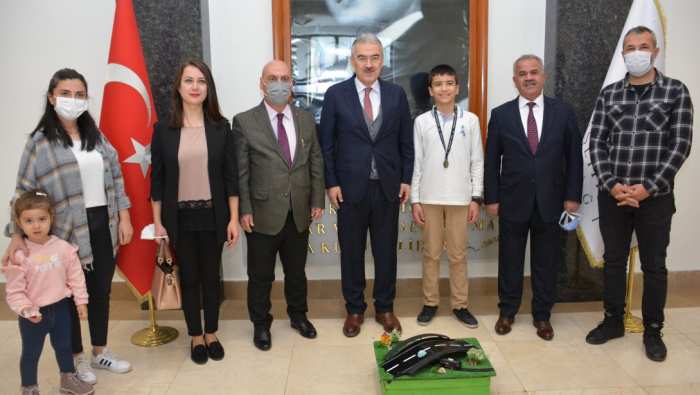 Vali Ayyıldız, TEKNOFEST 2021’de Türkiye Şampiyonu Olan Ergün Çelikateş’i Kabul Etti