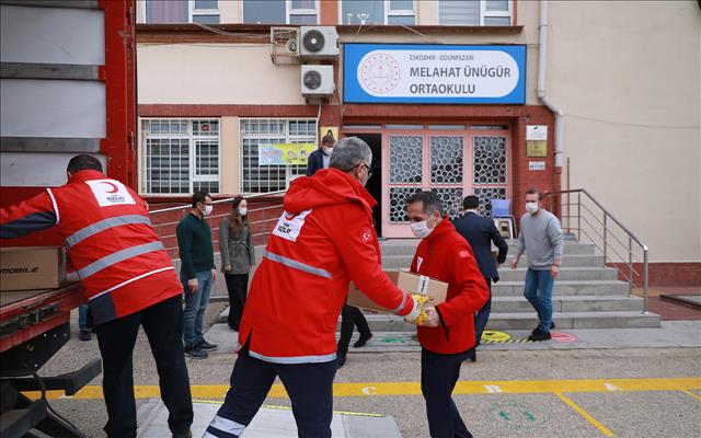 Kızılay İhtiyacı Olan Öğrencilere Tabletlerini Ulaştırıyor