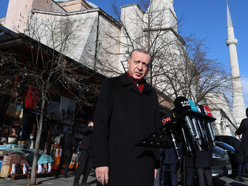 İNSANLARIN BAŞÖRTÜSÜYLE UĞRAŞMANIN ANLAMI YOK