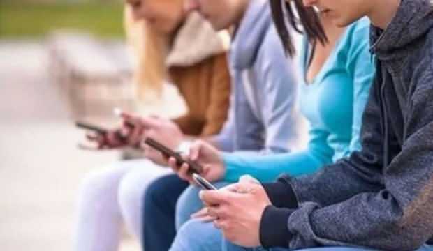 Yemeyip içmeyip telefon alıyorlar
