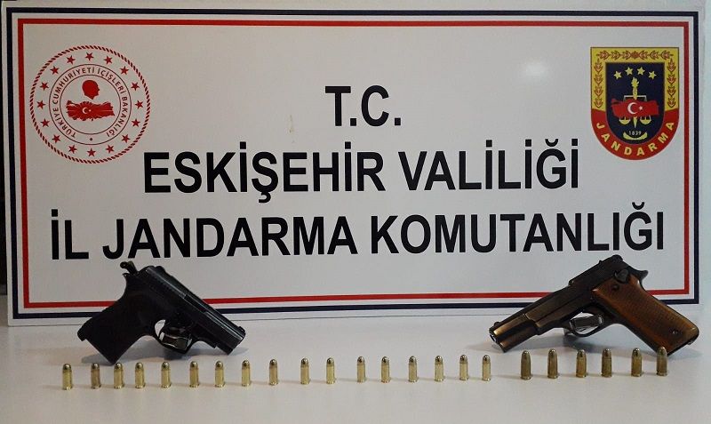 Ruhsatsız Silahları Satamadan Yakalandı