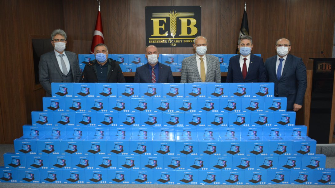 Eskişehir Ticaret Borsasından İhtiyaç Sahibi Öğrencilere Tablet Desteği