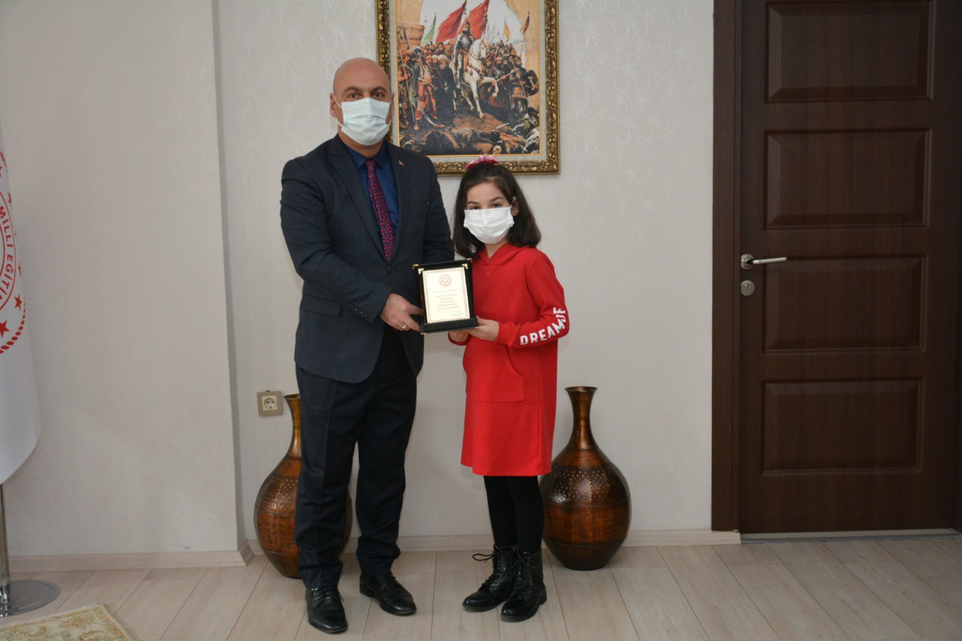 Dünya Birincisi Elif Zeynep Kaçan’ı Milli Eğitim Müdürünü Ziyaret Etti