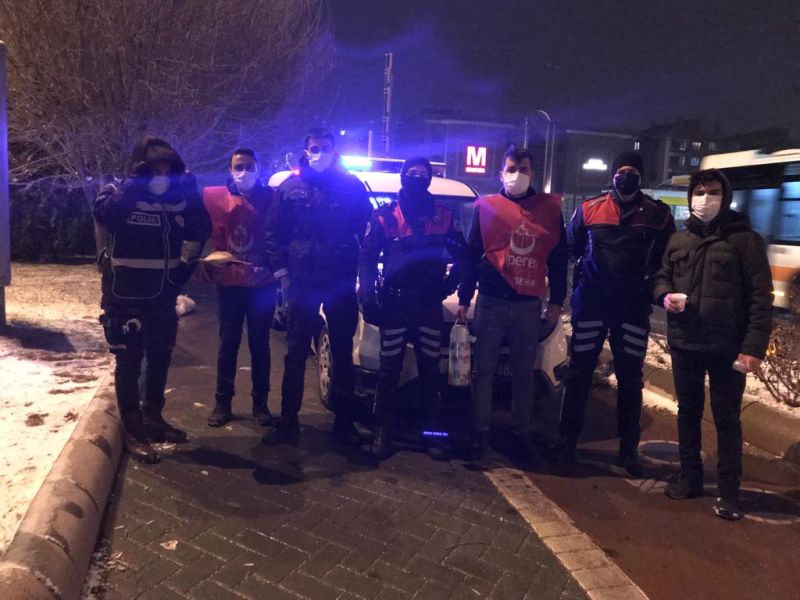 Alperenlerden Polis noktalarına çay ikramı