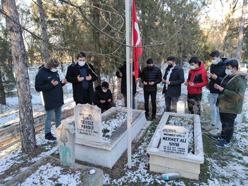 ESKİŞEHİR ÜLKÜ OCAKLARI, ÜLKÜCÜ ŞEHİTLERİMİZİN MEZARLARINI ZİYARET ETTİ