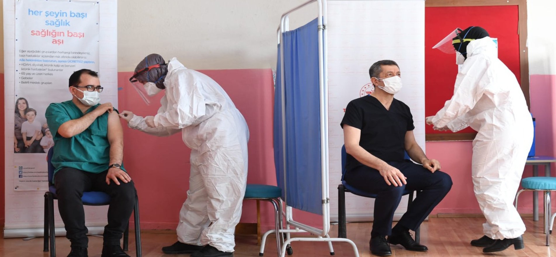 BAKAN SELÇUK ÇORUM’DA ÖĞRETMENLERLE KOVİD19 AŞISI OLDU