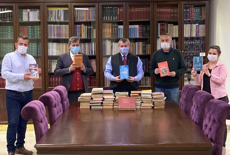 Önce kendisi bağışladı sonra herkesi kitap bağışına davet etti