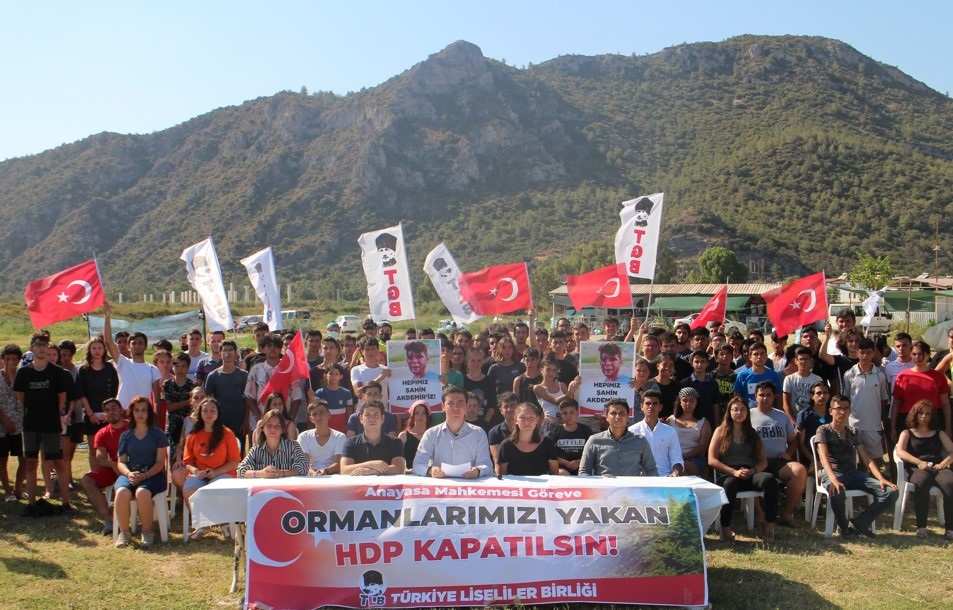 LİSELİLER: “ORMANLARIMIZI YAKAN FAİLİ BİLİYORUZ: HDP KAPATILSIN”