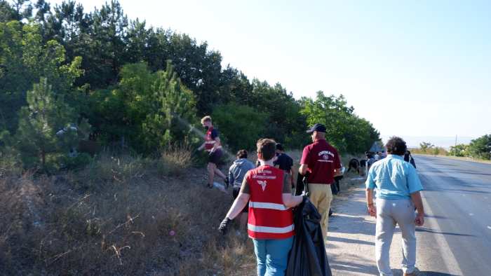 ORMANLAR HEPİMİZİN: Yol Kenarı Atıkları Topladılar