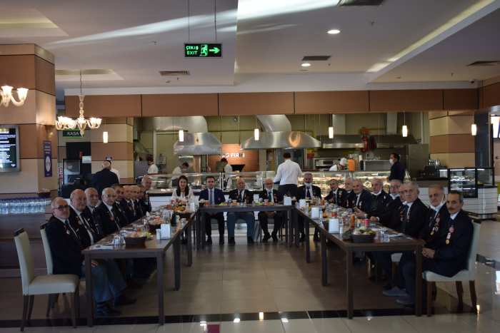 ÖZDİLEK ESKİŞEHİR’DE GAZİLERE ANLAMLI YEMEK