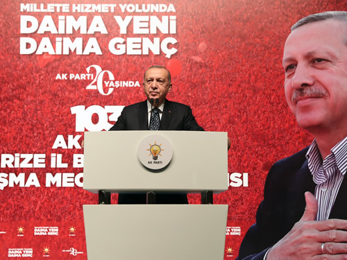 Gelecek kuşaklara daha müreffeh, daha itibarlı, daha güçlü bir ülke bırakmak için gayret gösteriyoruz