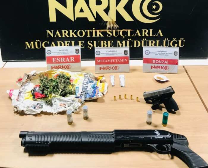 Durdurulan Araçta Uyuşturucu ve Silahlar Ele Geçirildi