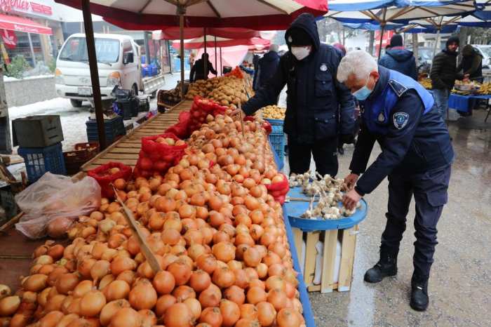 Zabıta ekiplerinden donmuş sebze meyve denetimi