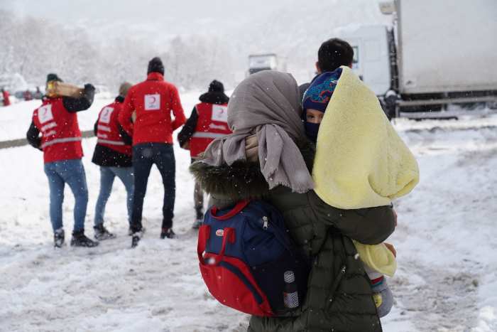KIZILAYCILAR YOLLARDA MAHSUR KALAN KAR MAĞDURLARININ YARDIMINA KOŞUYOR
