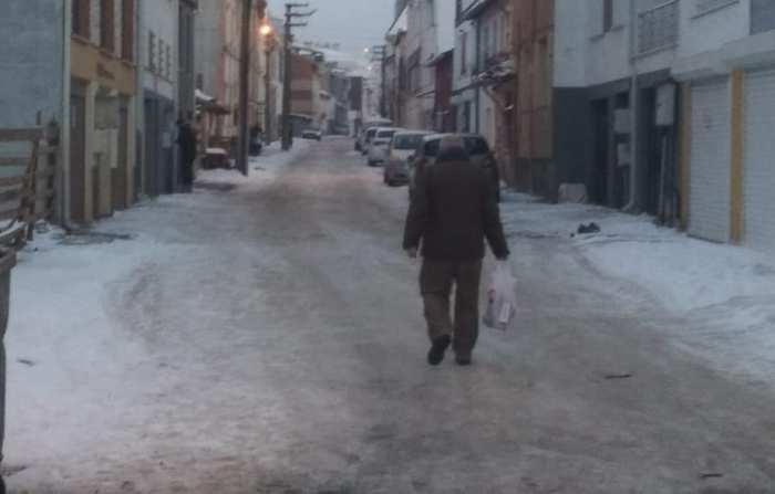 “Buz pistine dönen sokaklar kaza riskini artırıyor”
