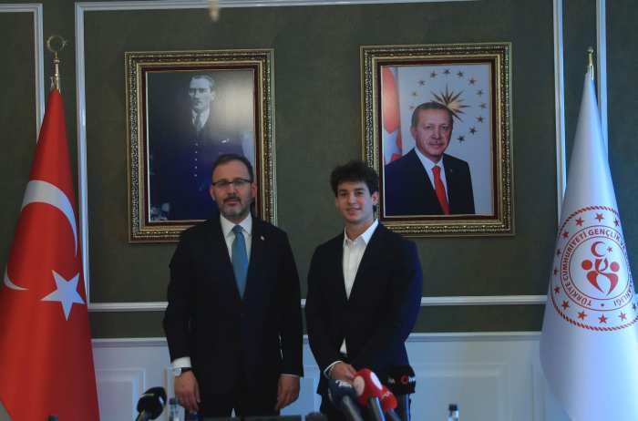 Bakan Kasapoğlu, Formula 2 Pilotu Cem Bölükbaşı’nı Kabul Etti
