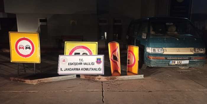 Karayolu Levhalarını çalmaya çalışan şüpheli suçüstü yakaladı