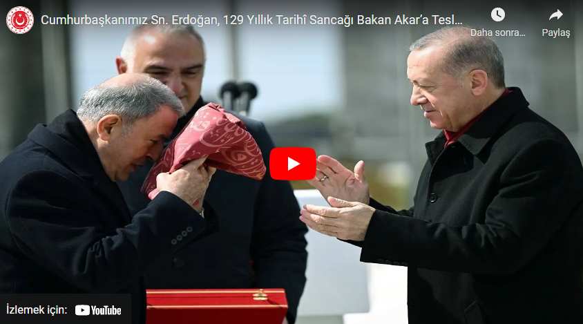 Cumhurbaşkanı Erdoğan, 129 Yıllık Tarihî Sancağı Millî Savunma Bakanı Hulusi Akar’a Teslim Etti