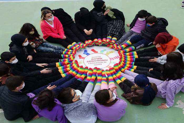 ÖĞRENCİLERDEN DOWN SENDROMU FARKINDALIK GÜNÜ İÇİN RENKLİ ETKİNLİKLER
