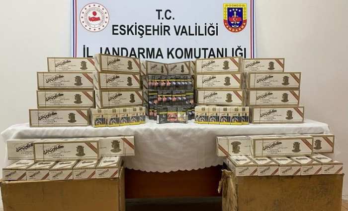 El altından kaçak sigara satan şüphelilere suçüstü