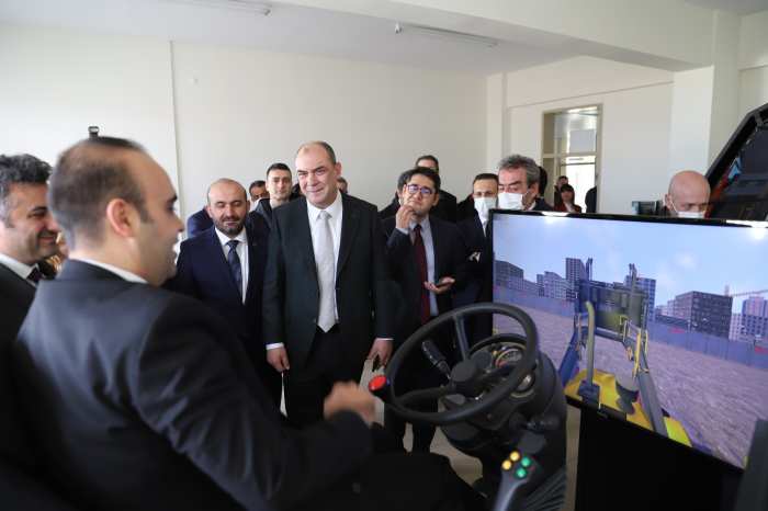 Bakan Kacır, Eskişehir Model Fabrika’yı ziyaret etti