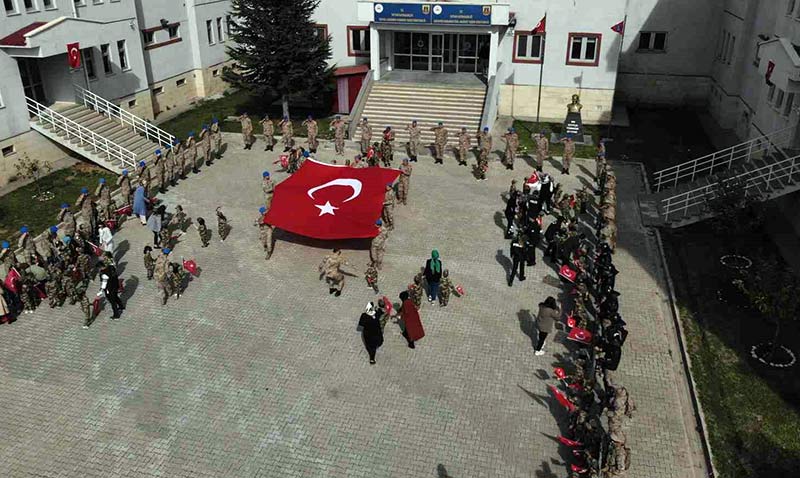 Kamuflaj Giyen Minikler JÖH Komutanlığına Yürüyüdü