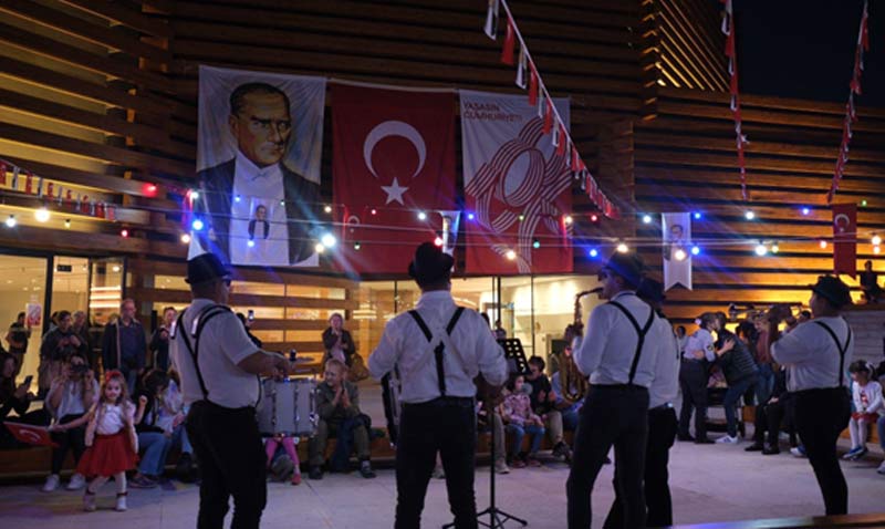 Cumhuriyetimizin 100. Yılı Odunpazarı Modern Müze Meydanında Coşku ile Kutlandı