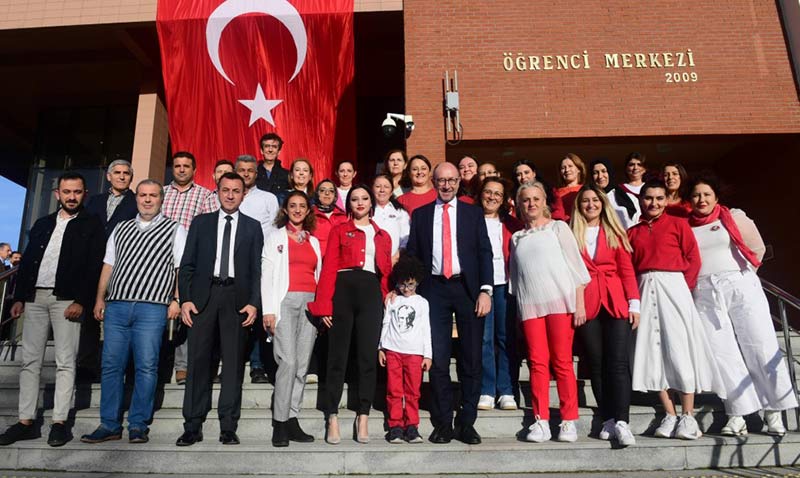 Anadolu Üniversitesi Cumhuriyetin 100. Yılında kırmızı beyaz