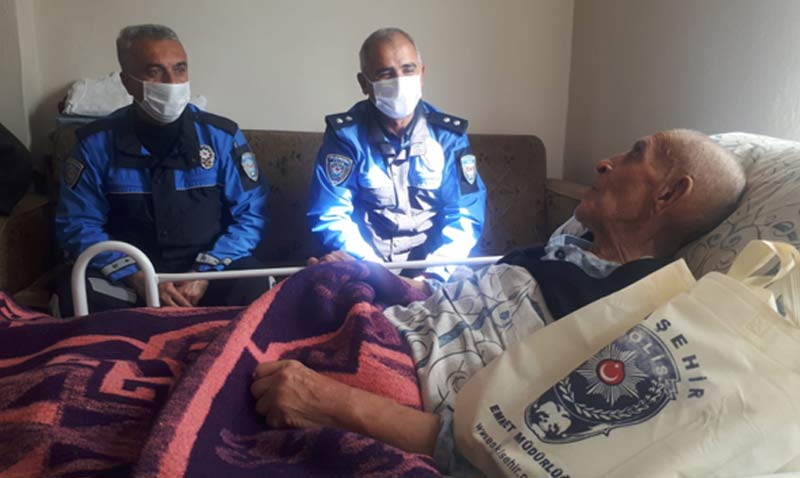104 yaşındaki Hüsnü amcayı ziyaret ettiler