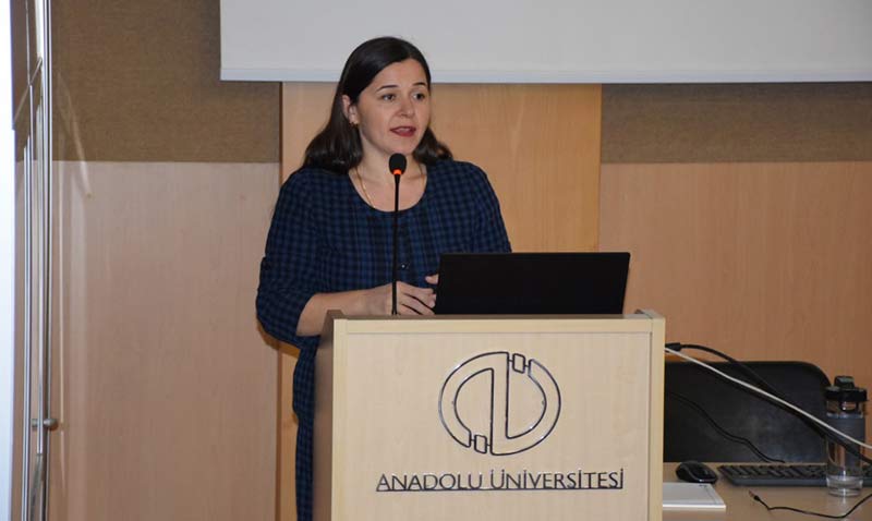 Edebiyat Fakültesinde çocuk ahlakı ve ebeveyn tutumu konuşuldu