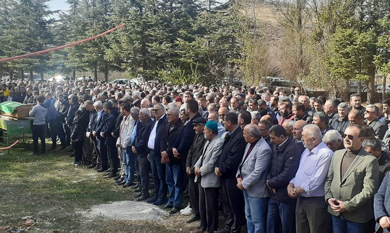 Hasan Tahsin Kaln youn bir katlmla topraa verildi