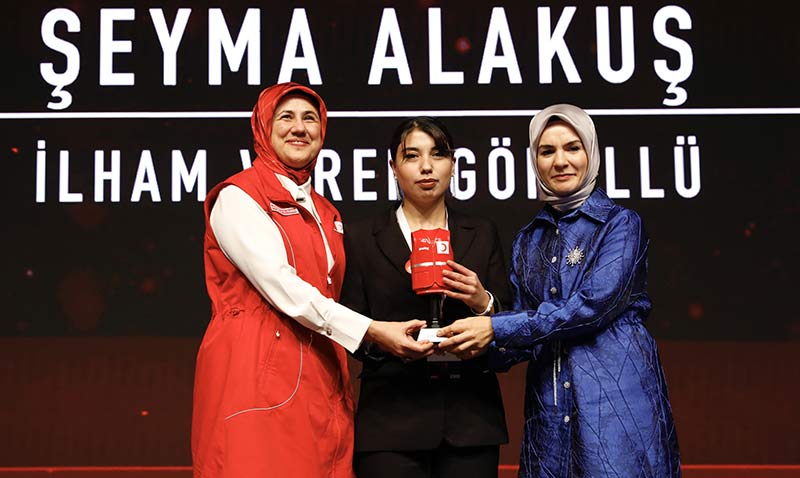 Gönüllülük hikâyeleriyle kalpleri ısıtanlara Kızılay’dan ödül