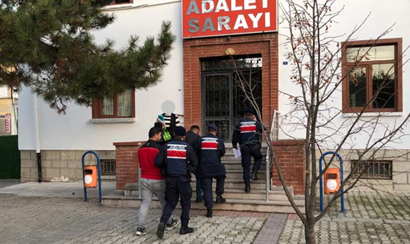 Kablo hırsızları jandarmadan kaçamadı