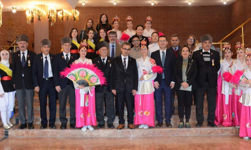 Kore Trk Dostluunun zleri: Kore Sava ve Yemek Anadolu niversitesinde konuuldu